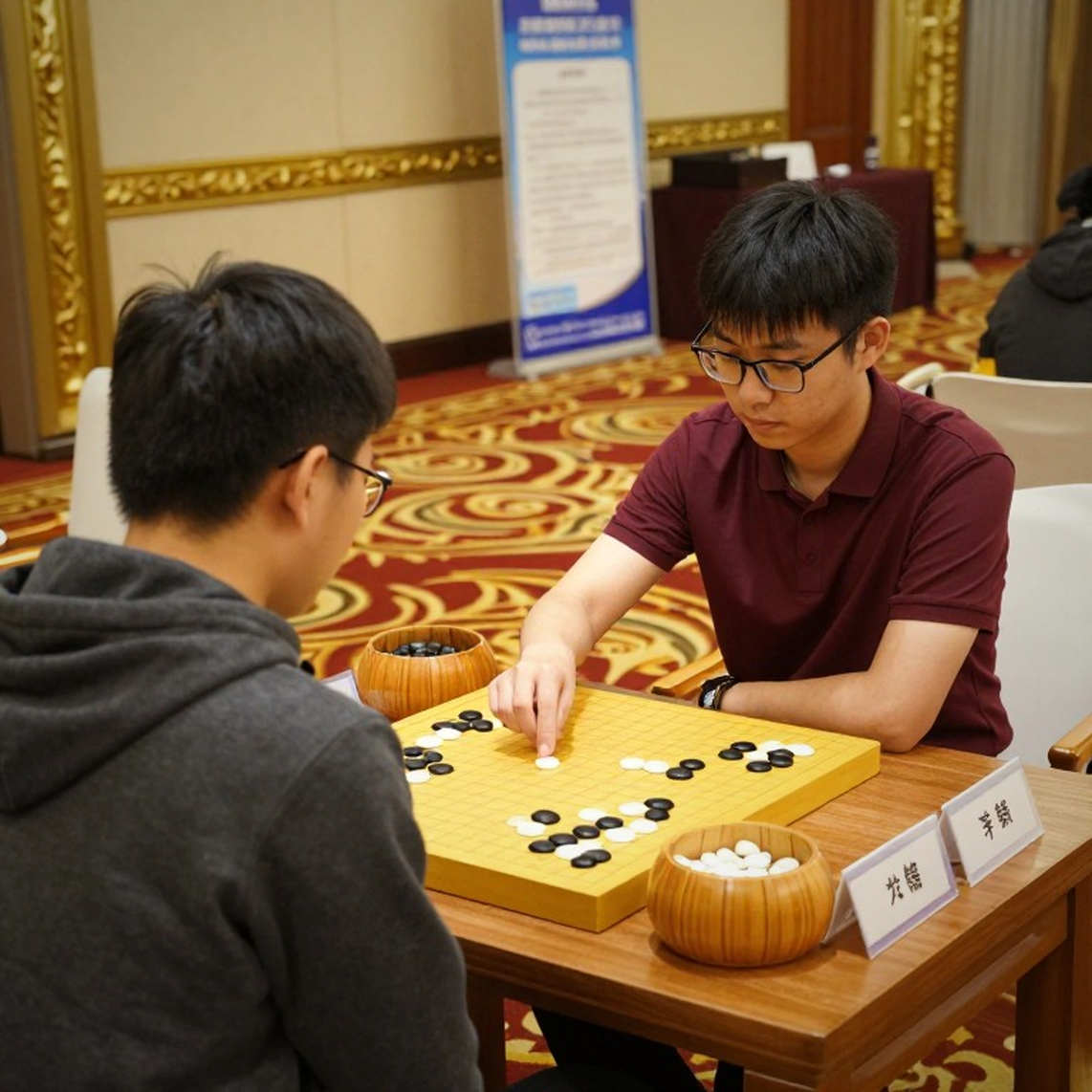GCL 2026: Nepomniachtchi khiến Carlsen toát mồ hôi rồi vượt Sindarov bằng chiếc đồng hồ