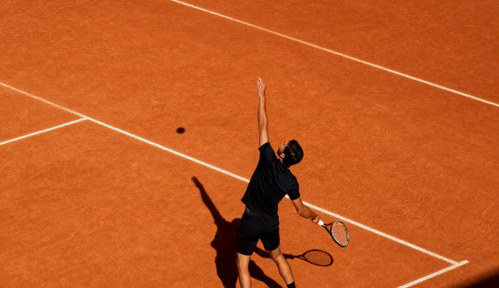 Khi nhãn “tennis” bám lên một bài báo chứng khoán: bài học về dữ liệu thể thao không bao giờ được phán xét vội