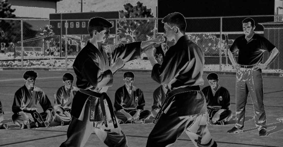 Ba lần phát nhầm quốc ca trong một ngày tại Aichi-Nagoya 2026: lỗi cấu hình tầng ánh xạ tệp và giới hạn của một quy trình tự giám sát