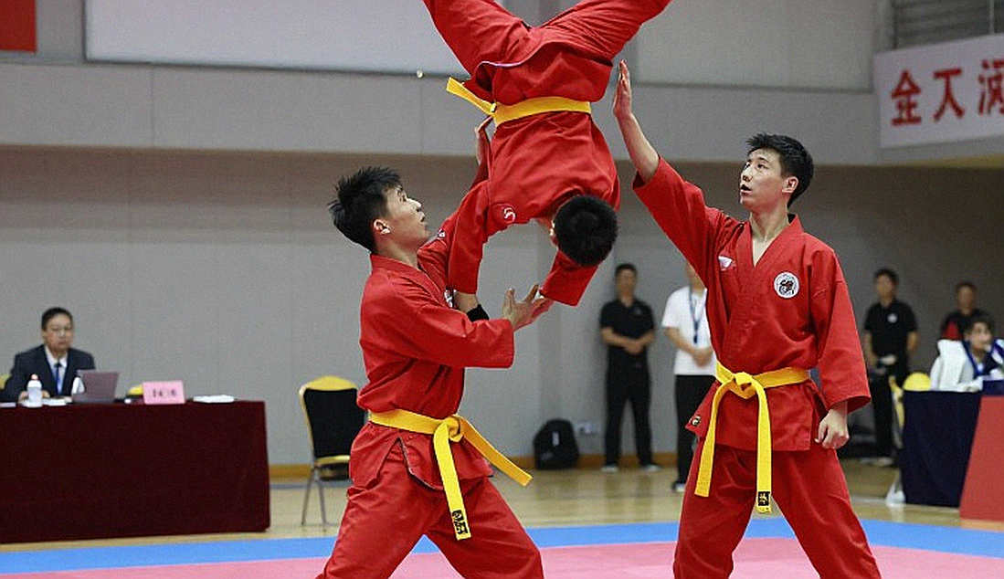 Barcelos nhập viện sau thất bại TKO vòng 5: Tuổi 39, cáng cứu thương và giới hạn sinh học của một võ sĩ