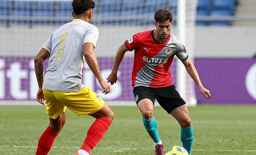 Adou Minh in the Vietnam Squad: A Defence Patched with a Passport and Three Days to Gel Adou Minh in the Vietnam Squad: A Defence Patched with a Passport and Three Days to Gel
