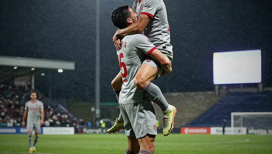 Chiếc băng đội trưởng để lại trên ghế: Ronaldo, Bồ Đào Nha và khoảng lặng trước Đan Mạch