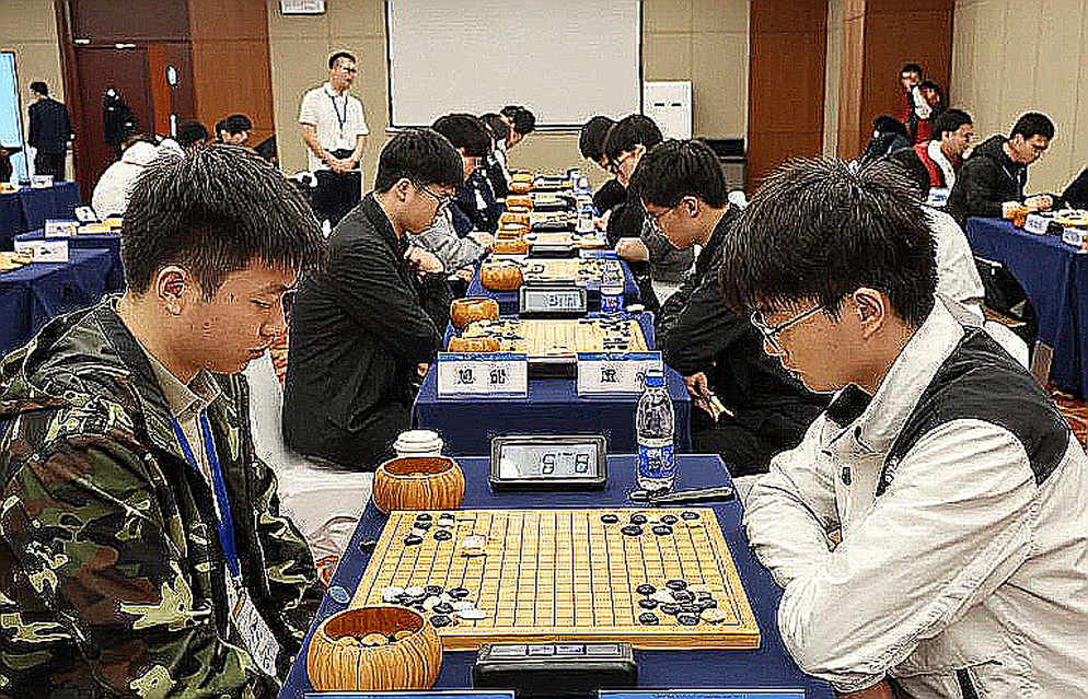 Nepomniachtchi bóp nghẹt Carlsen rồi hạ Sindarov bằng đồng hồ: GCL 2026 bắt đầu nóng