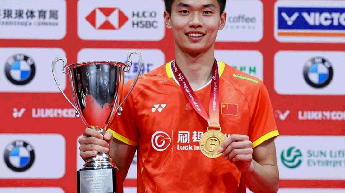 Alwi Farhan Trains with Kento Momota Ahead of Asian Games 2026: When Applause Drowns Out the Data
